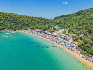 Orla da Praia de Laranjeiras lotada durante a temporada