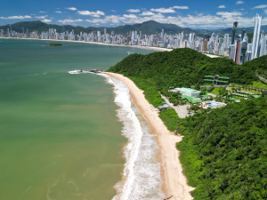 Mar agitado da Praia do Buraco