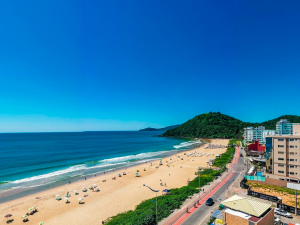 Imagem da Praia dos Amores, em Balneário Camboriú/SC