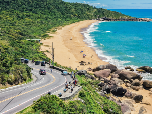 Praia de Taquarinhas deserta com natureza conservada